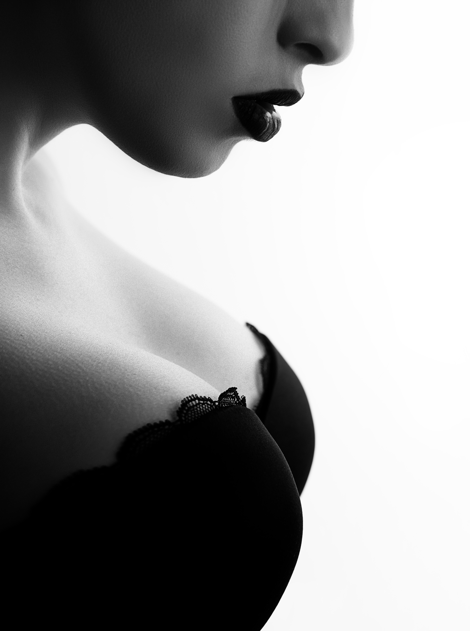 Schwarz-weißes Foto in Seitenansicht einer attraktiven Frau mit großen Brüsten